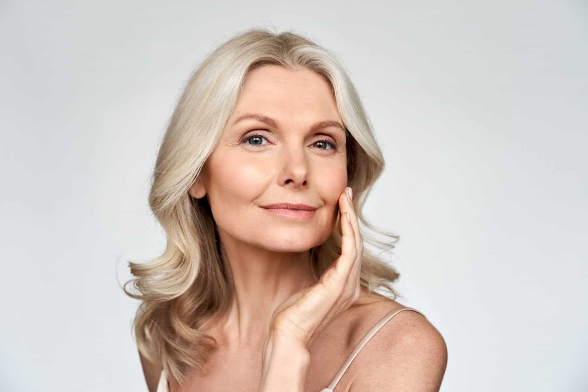 skincare a 50 anni make up donna capelli biondi