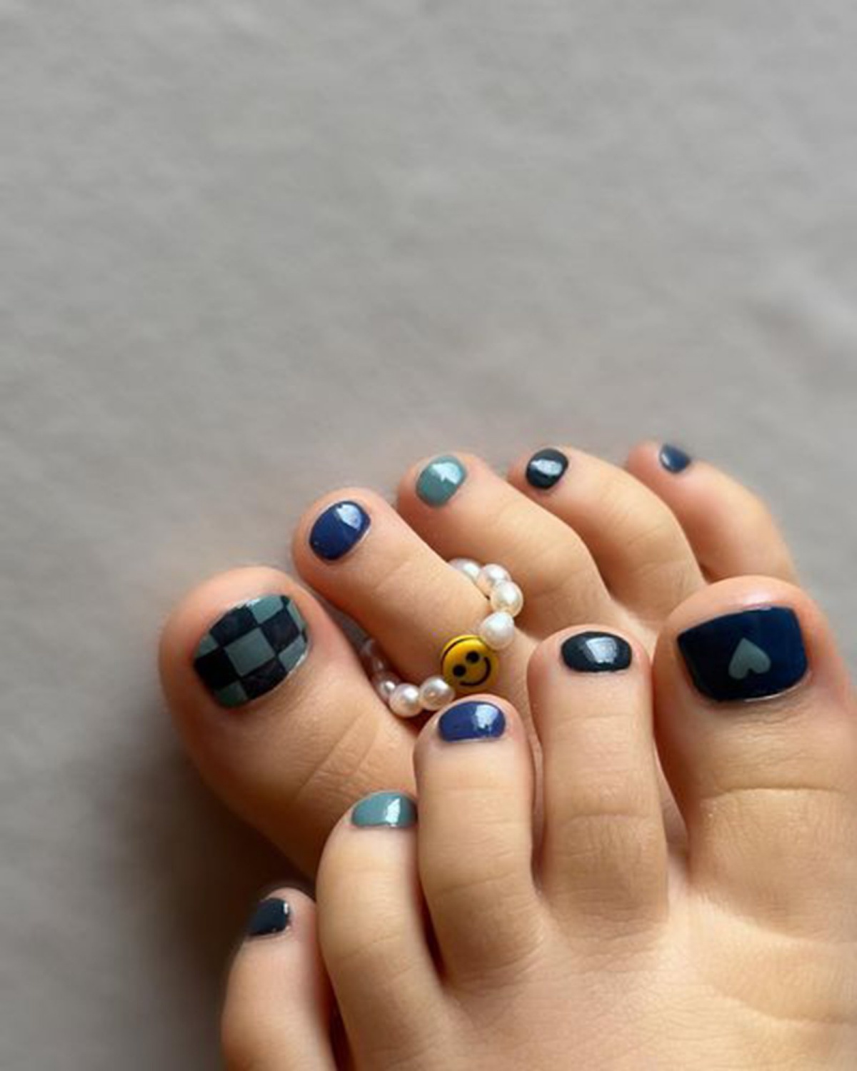 smalto blu cobalto sulle unghie dei piedi