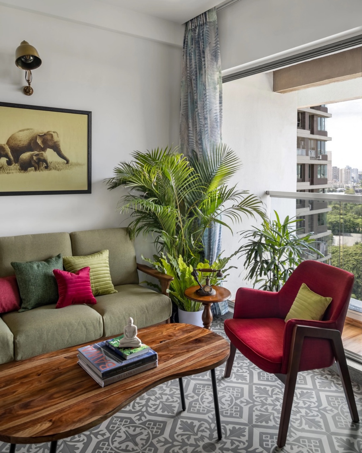 soggiorno con vista sul balcone divano verde