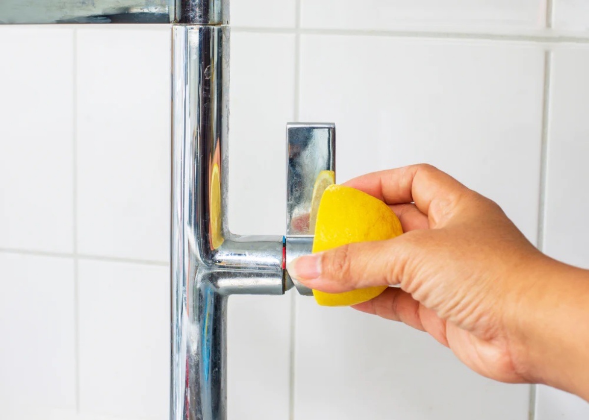stroffinare limone sul rubinetto bagno rimedi naturali