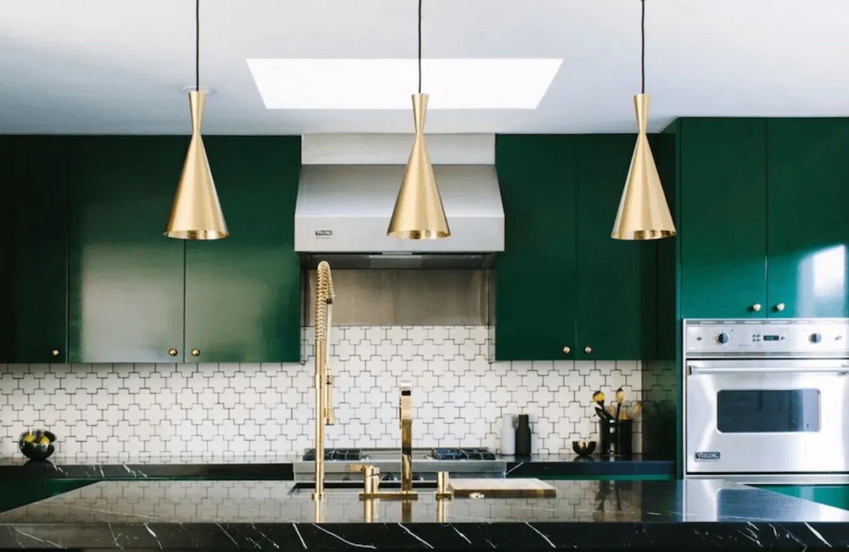 tre lampadari conici di metallo cucina desgin moderno