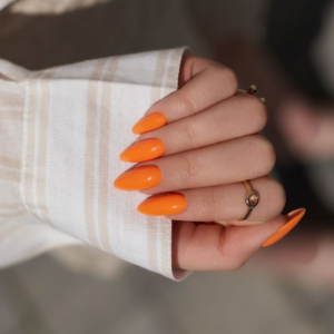 Per una manicure estiva vibrante sceglie le unghie arancioni!