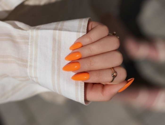Per una manicure estiva vibrante sceglie le unghie arancioni!