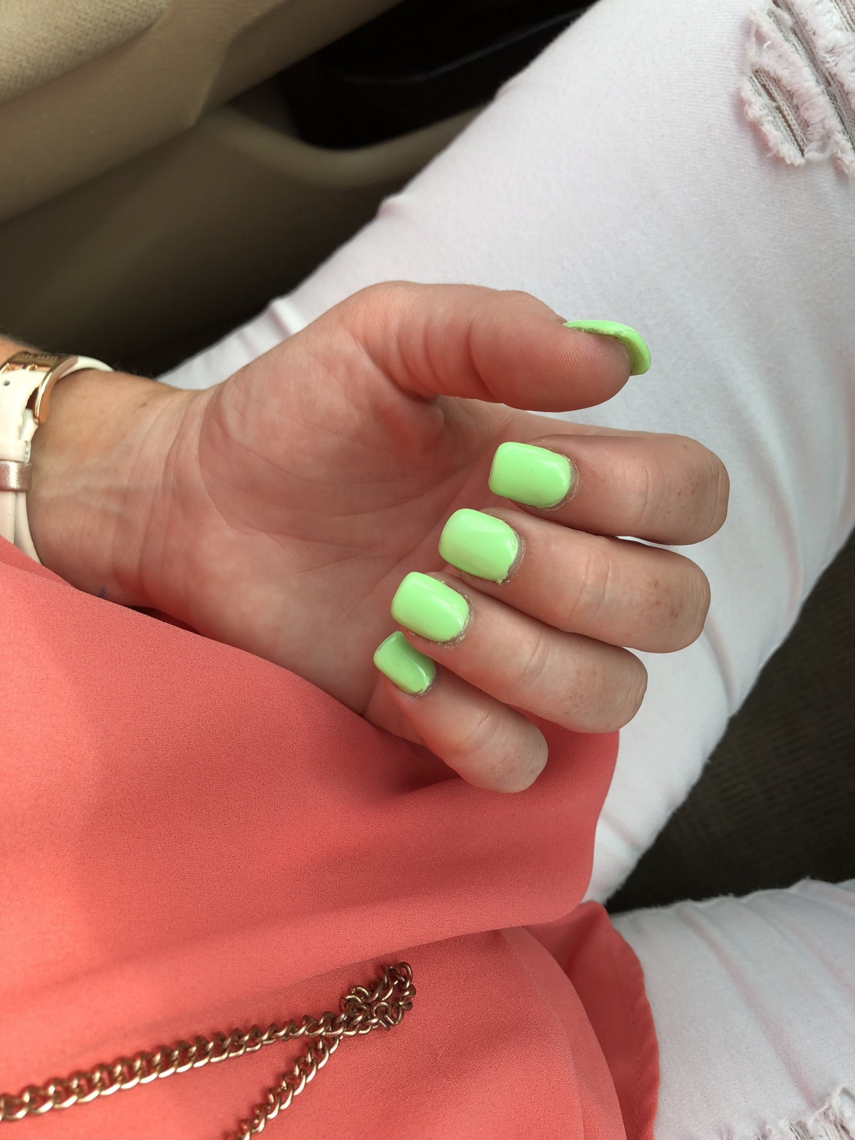 unghie corte quadrate smalto verde neon