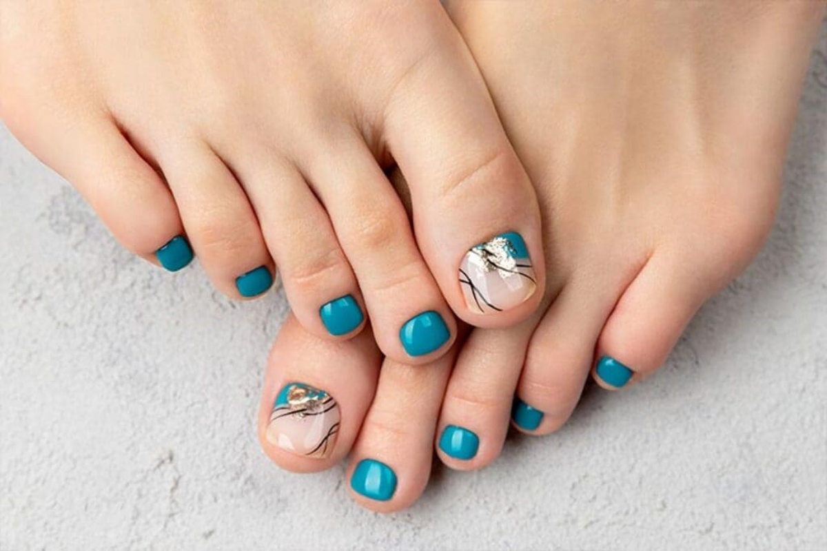 unghie dei piedi decorate pedicure con smalto blu