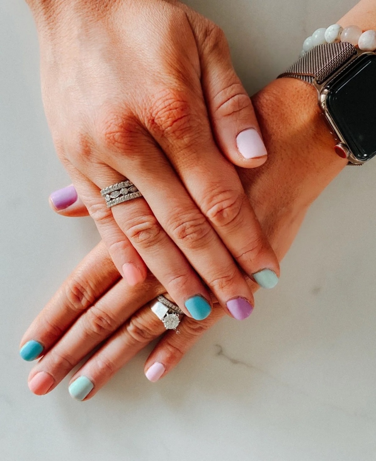 unghie in gel estate 2023 manicure corta smalti diversi su ogni dito