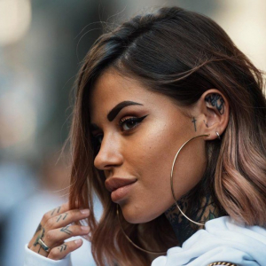 Balayage per capelli scuri: ringiovanisci il viso con le tonalità giuste!