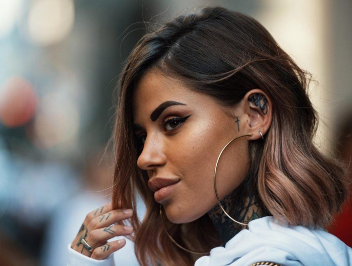 Balayage per capelli scuri: ringiovanisci il viso con le tonalità giuste!