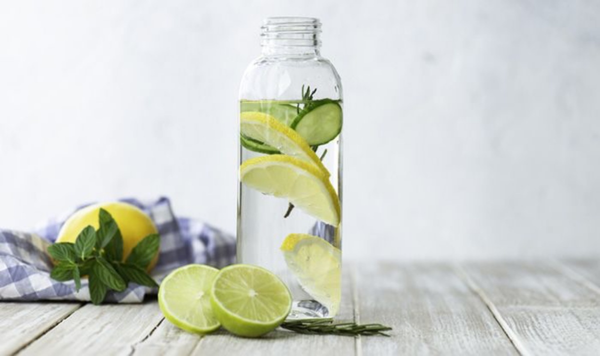 bottiglia con acqua e limone