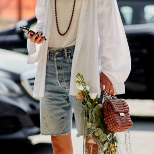 Come indossare i pantaloncini corti a 50 anni senza apparire volgari ma alla moda!