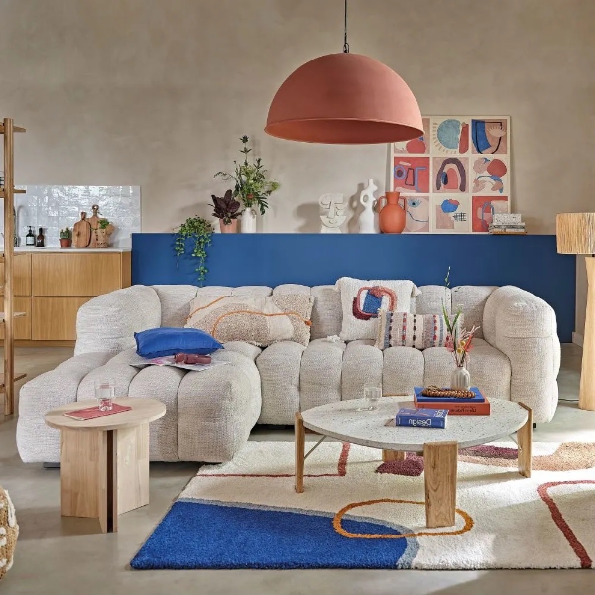 divano angolare di colore grigio soggiorno moderno