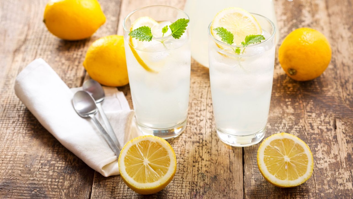 limonada fresca bicchiere con acqua e limone