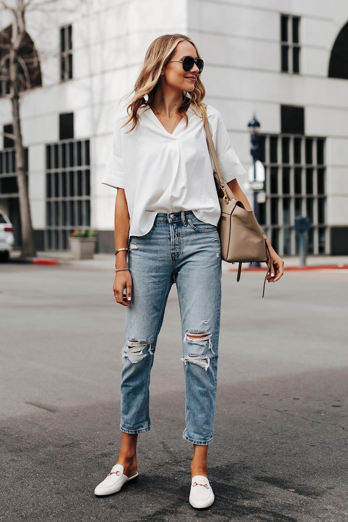 outfit casual con jeans camicetta bianca manica corta