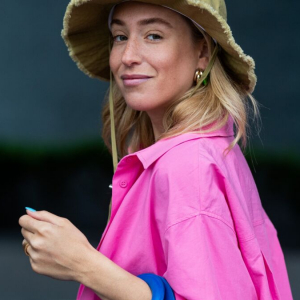 Outfit con la camicia rosa per uno stile casual + un tocco chic!