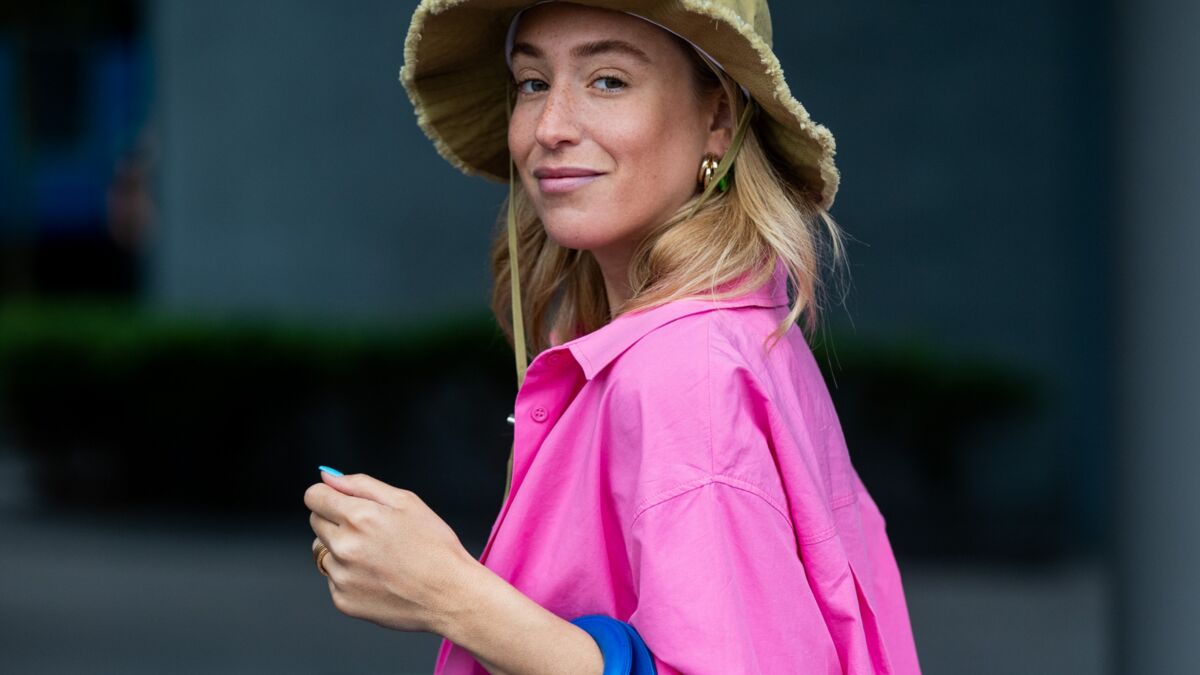 outfit con la camicia rosa cappello beige donna
