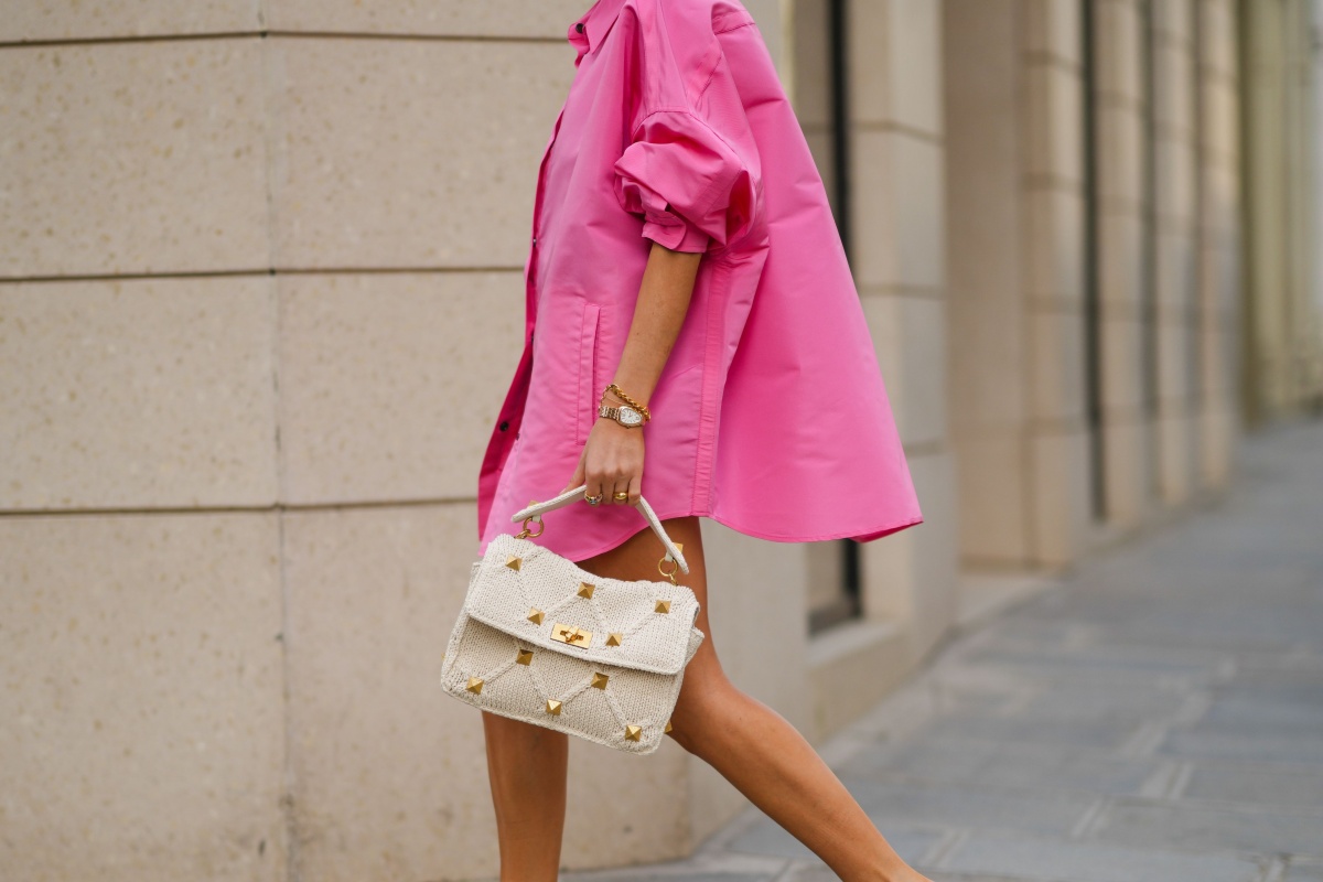 outfit con la camicia rosa oversize effetto vestito