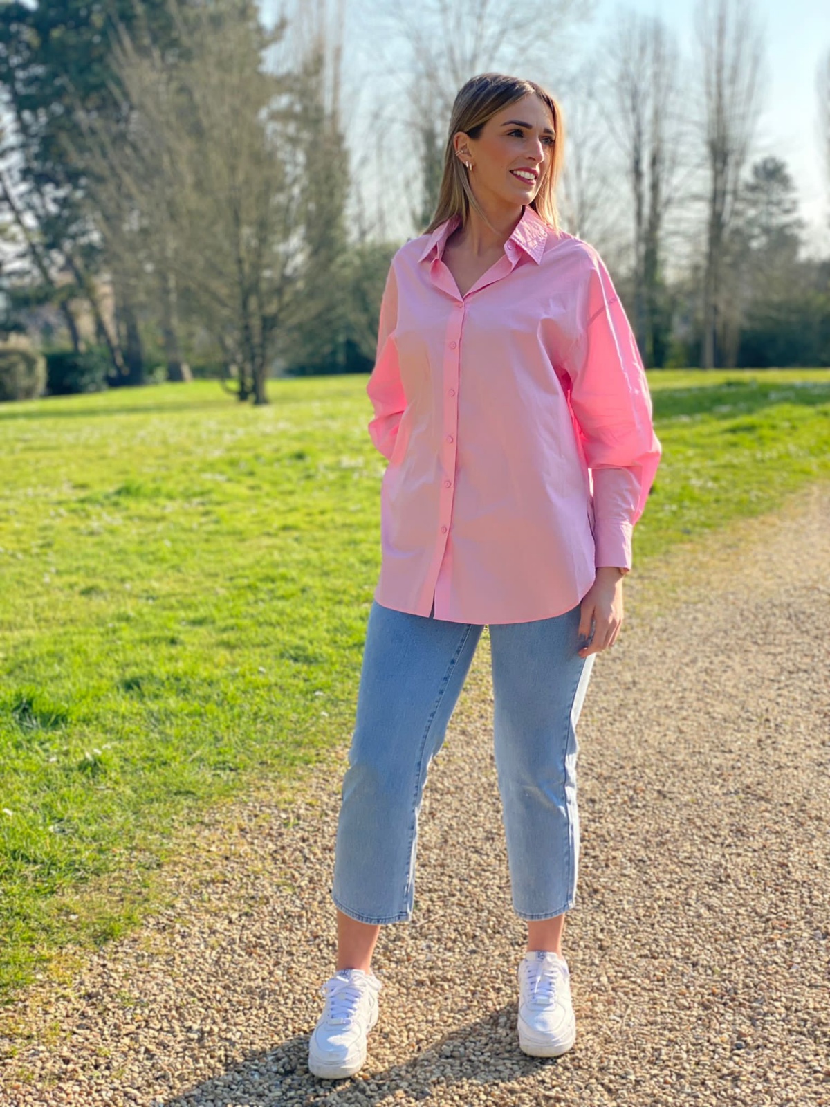 outfit con la camicia rosa stile casual con jeans