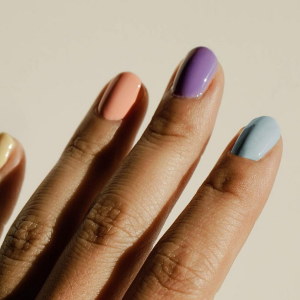 Unghie pastello 2023: le nuance sobrie ed eleganti per mani sempre impeccabili!