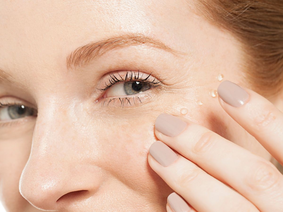 applicare crema per gli occhi idratare zona perioculare