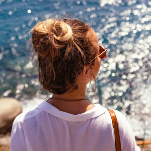Come legare i capelli in spiaggia: le acconciature più semplici