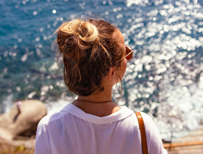 Come legare i capelli in spiaggia: le acconciature più semplici