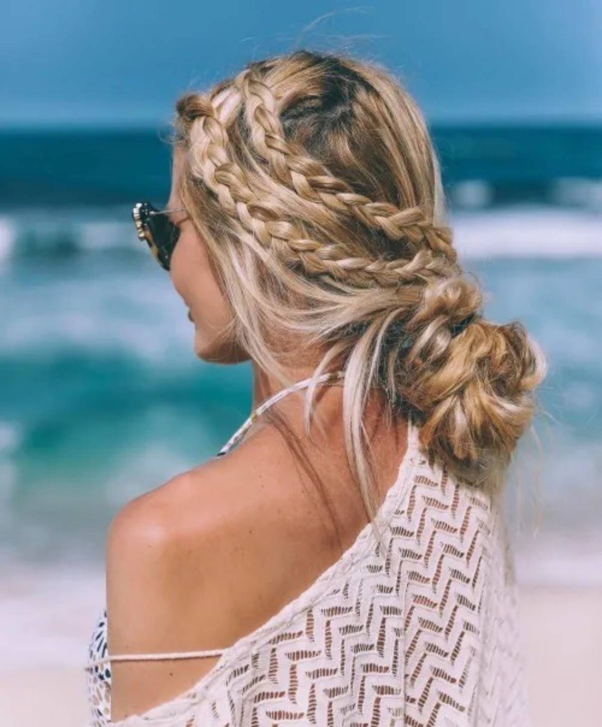 come legare i capelli in spiaggia trecce legate a chignon