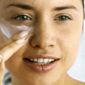 Avete davvero bisogno di una crema per gli occhi? Ecco cosa dice il dermatologo