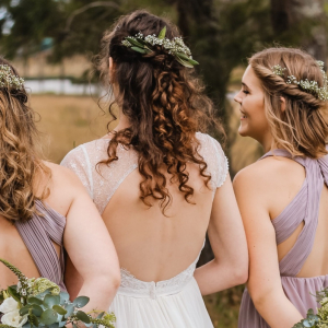 Acconciature per damigelle: 3 idee fai da te che dureranno tutto il giorno