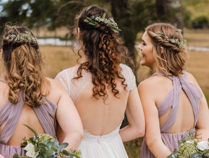 Acconciature per damigelle: 3 idee fai da te che dureranno tutto il giorno