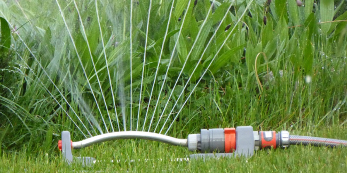 irrigatore di acqua per irrigare il prato del giardino
