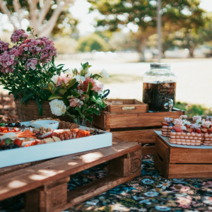 Come organizzare una festa in giardino: allestimento, cibo, bevande e giochi