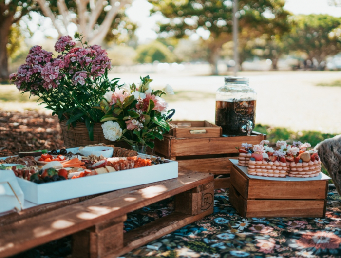 Come organizzare una festa in giardino: allestimento, cibo, bevande e giochi