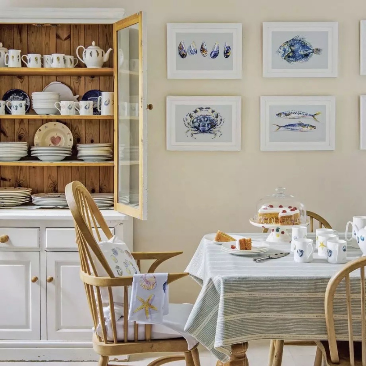 parete cucina beige decorazioni con fotografie