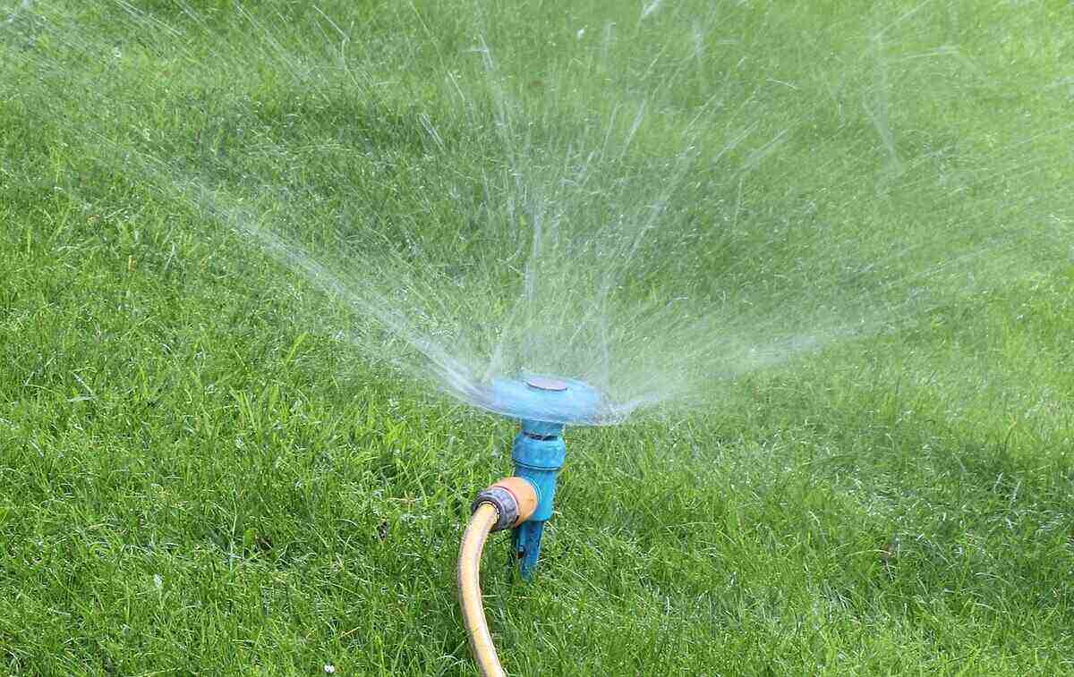 risparmiare acqua in giardino strumento per irrigare il prato