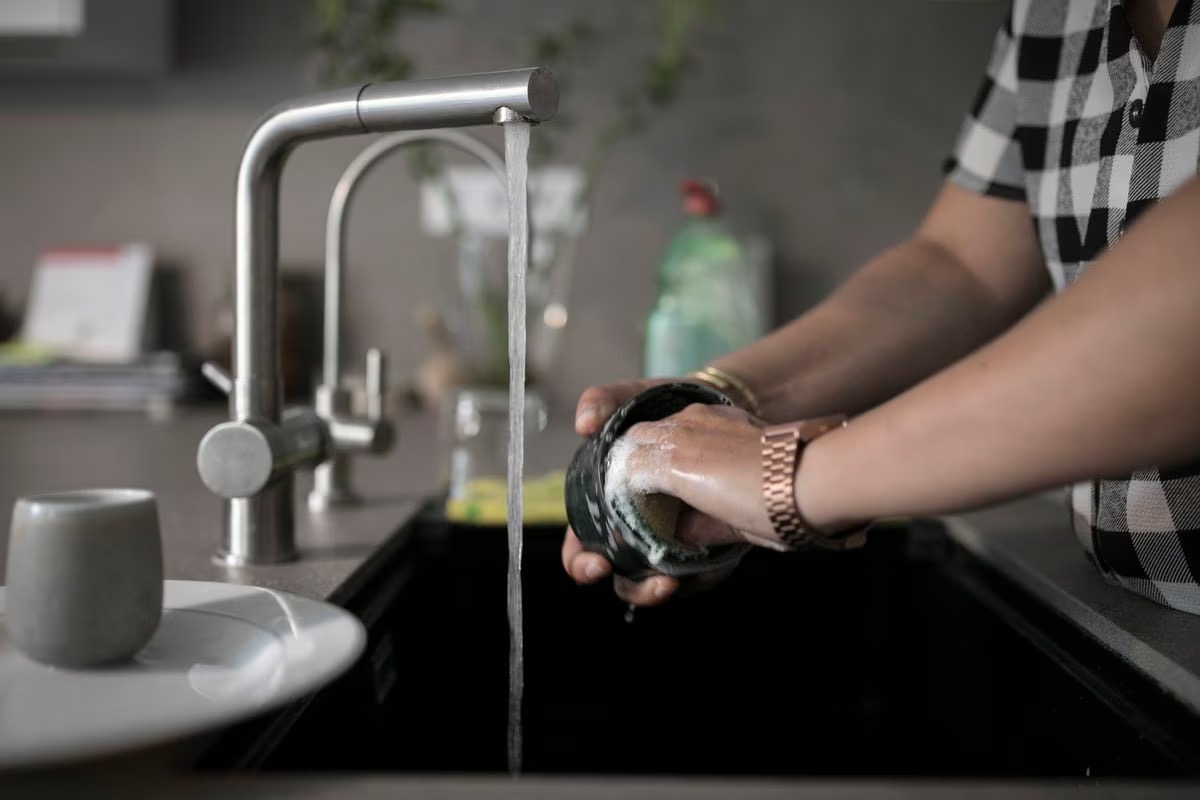 risparmiare acqua lavando i piatti in cucina