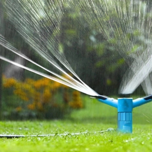 Innaffiare il prato: sistemi di irrigazione per limitare i consumi
