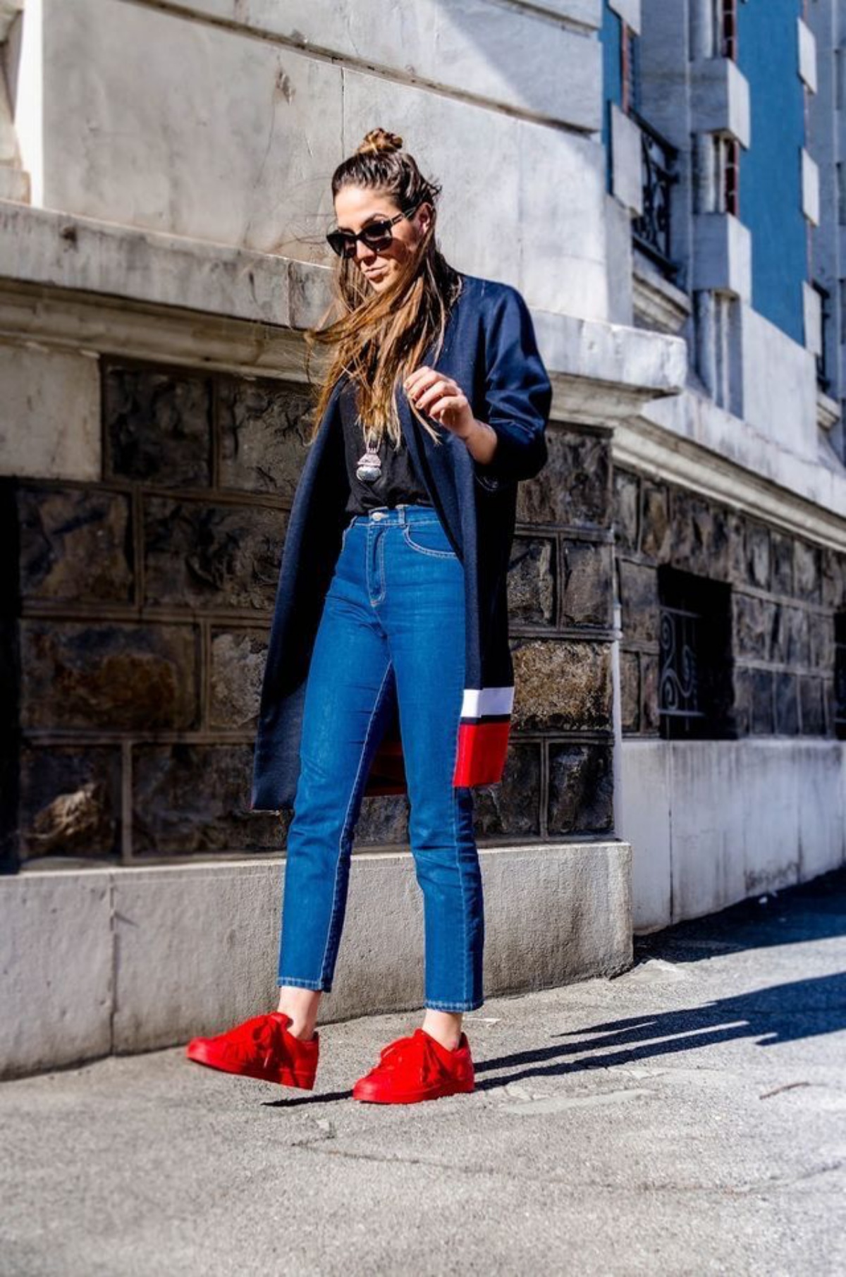 abbigliamento con jeans scarpe rosse
