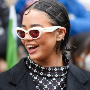 Acconciature effetto bagnato: il set look che fa tendenza a fine estate