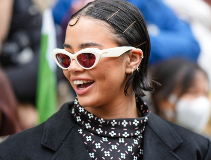 Acconciature effetto bagnato: il set look che fa tendenza a fine estate