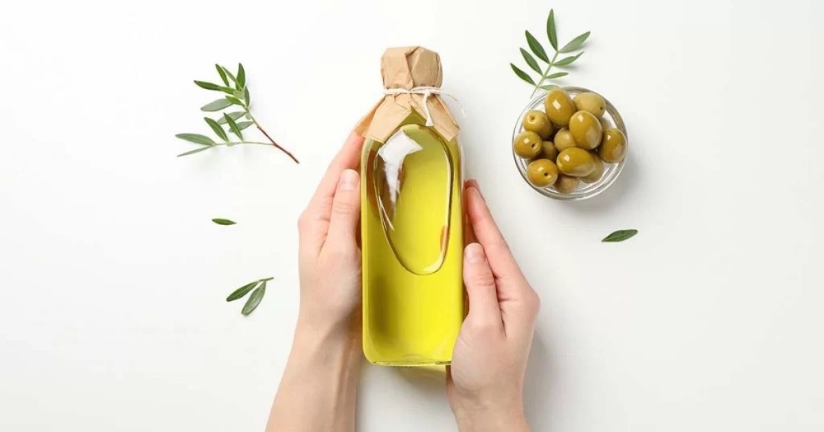 bottiglia con olio di oliva naturale