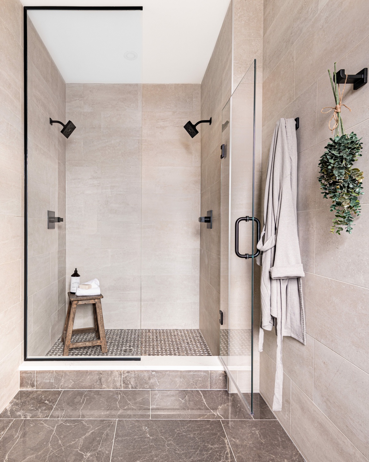 cabina doccia con piastrelle effetto marmo