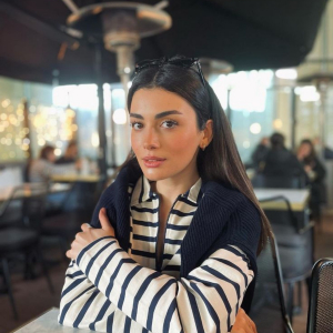 Capelli lunghi autunno 2023: considera le acconciature con la frangia