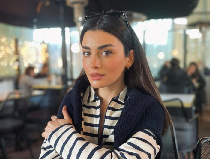 Capelli lunghi autunno 2023: considera le acconciature con la frangia