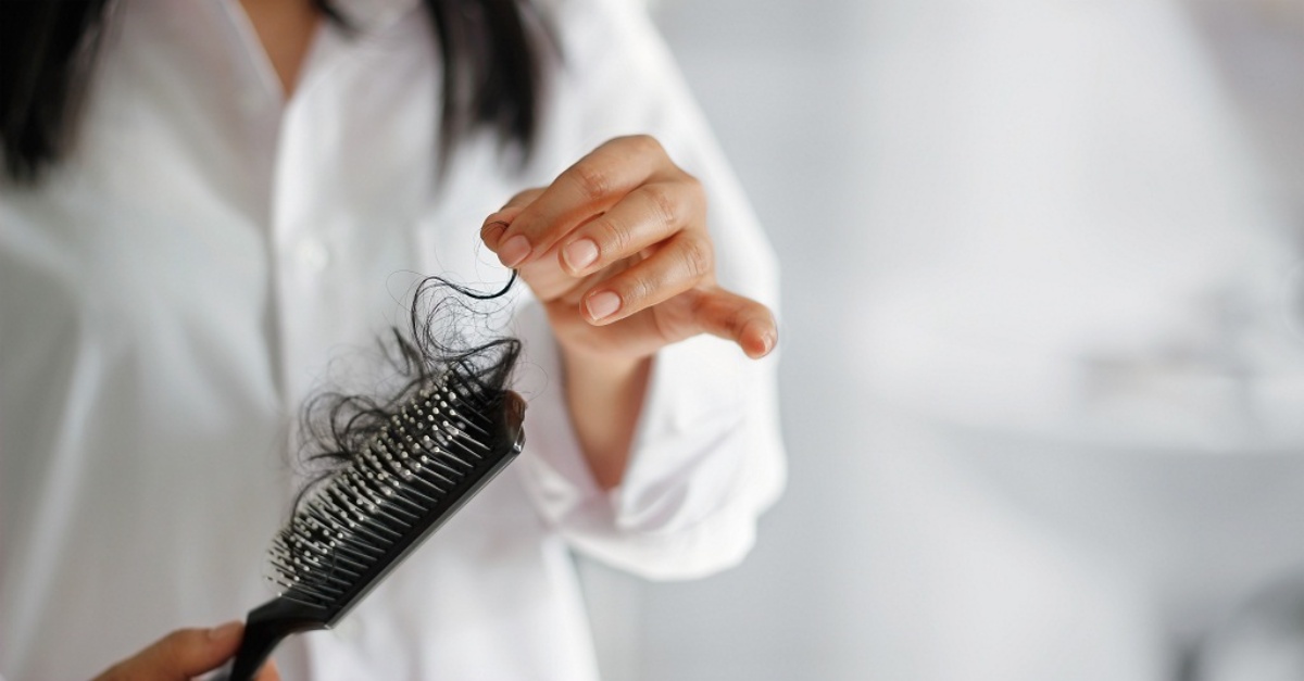 come contrastare la perdita dei capelli lunghi fini