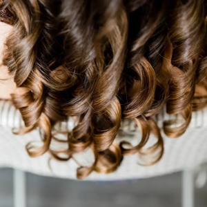 Come tagliare i capelli ricci senza accorciare troppo la lunghezza