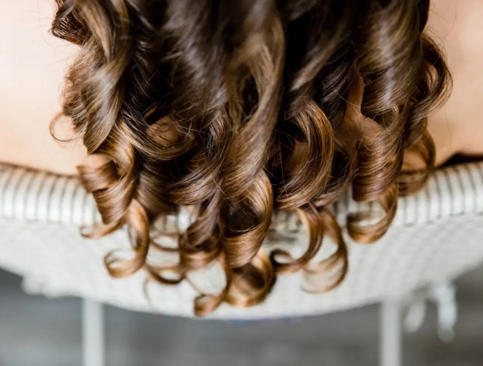 Come tagliare i capelli ricci senza accorciare troppo la lunghezza