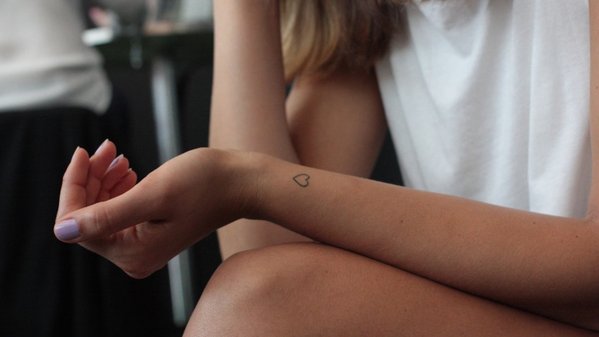 disegno tatuaggio cuore piccolo tattoo sul polso