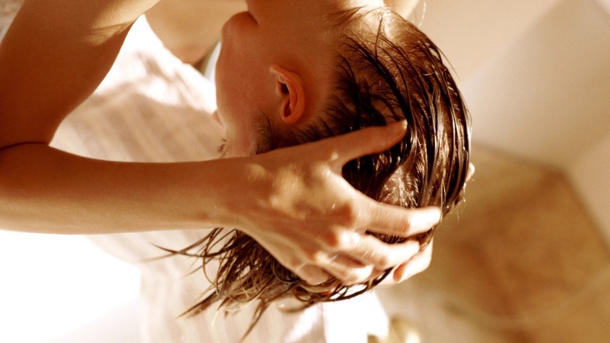 lavare e idratare i capelli corti secchi