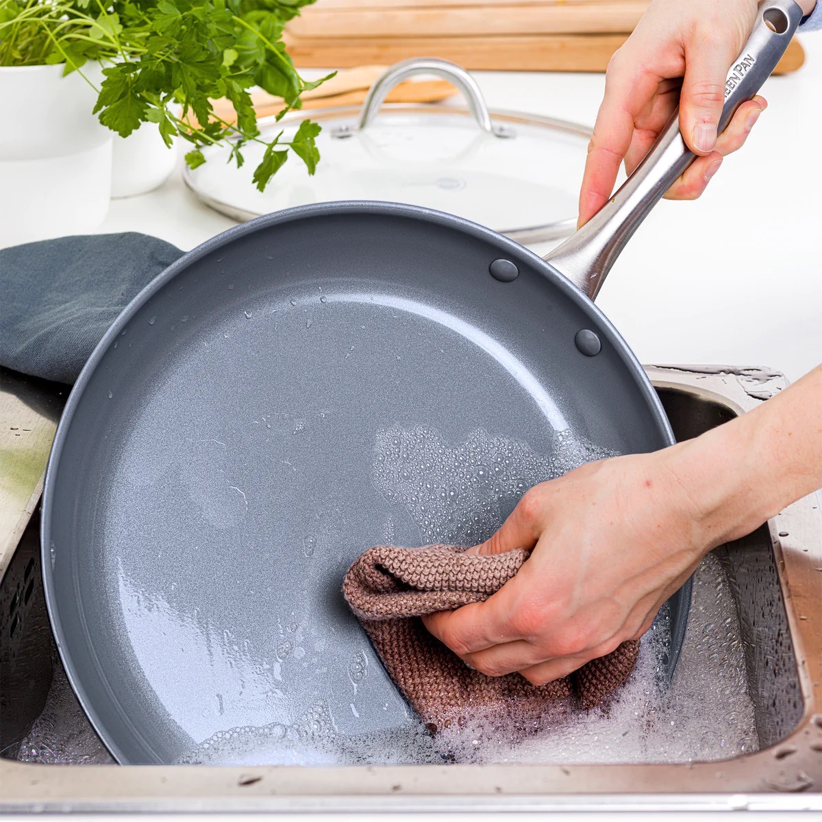 lavare facile una padella in ceramica