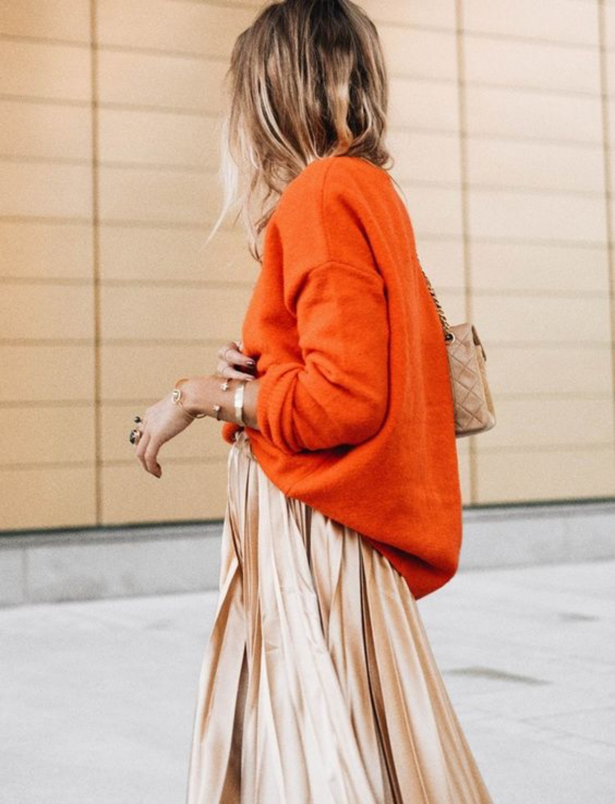 maglione di lana arancione outfit autunno 2023